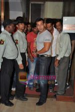 Salman Khan at Gold_s Gym and Veer Strength Challenge in Mumbai on 21st Jan 2010-1 (23).JPG